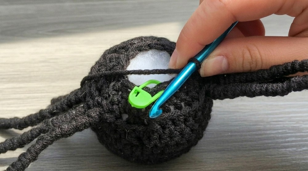 Festive Free Crochet Spider Pattern to Decorate Halloween Party