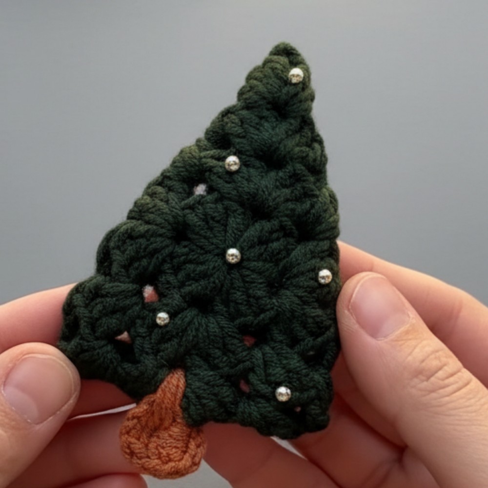 Creative Crochet Christmas Tree Keychain Pattern for Holiday Decor