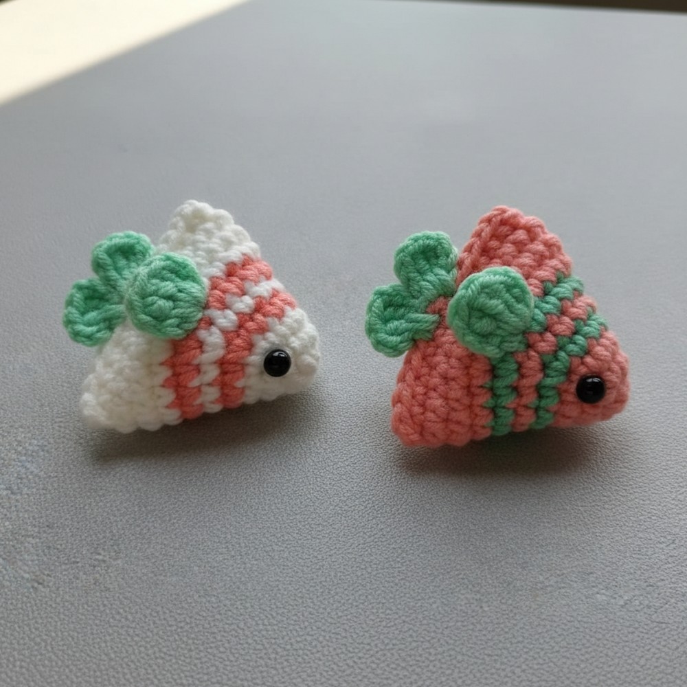 Whimsical Crochet Fish Keychain Pattern Showcasing Sea Style