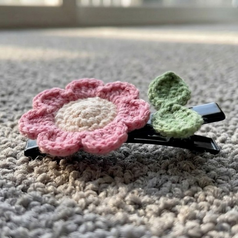 Stylish Crochet Flower Hairclip Pattern for Everyday Glam