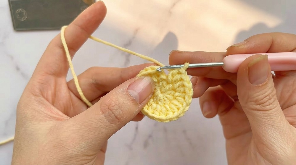 Crochet Apple Shaped Headphone Case Pattern 1