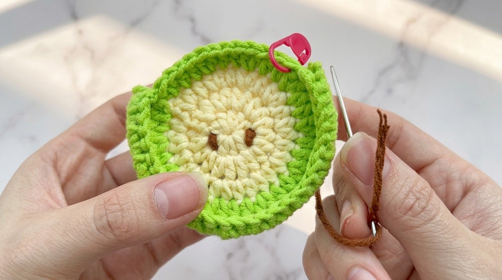 Crochet Apple Shaped Headphone Case Pattern 3