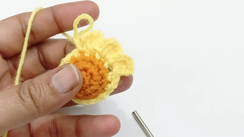 Crochet Sunflower Hair Tie Pattern 3
