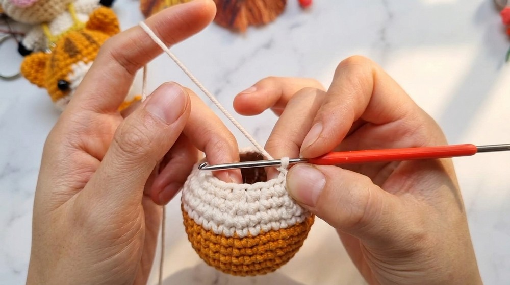 Cute Crochet Cat Keychain Pattern 3