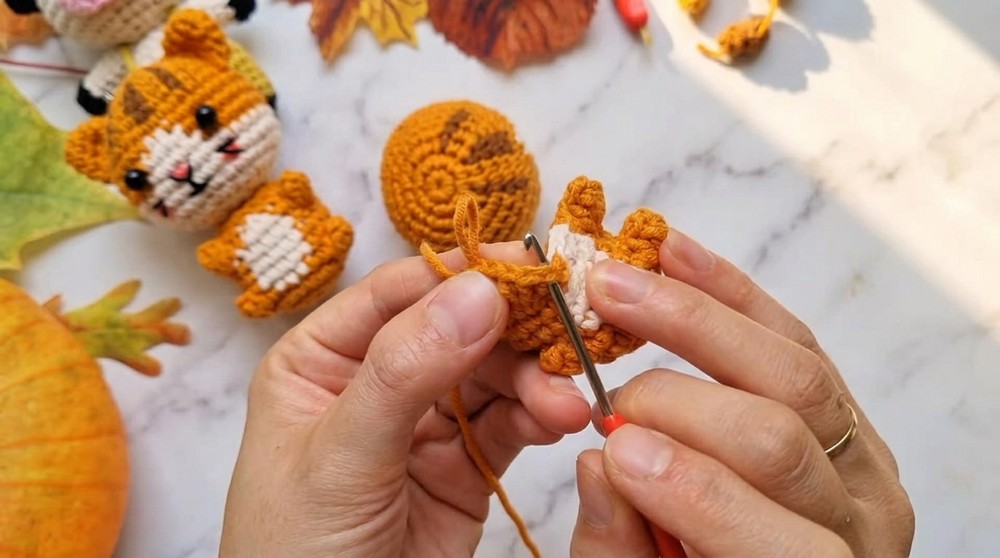 Cute Crochet Cat Keychain Pattern 4