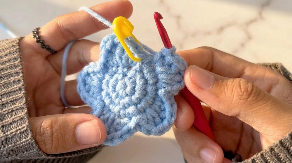 Cute Crochet Star Keychain Pattern 3