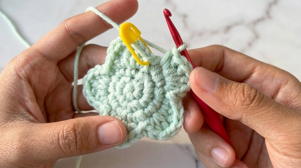 Free Crochet Star Keychain Pattern for Colorful Accessories