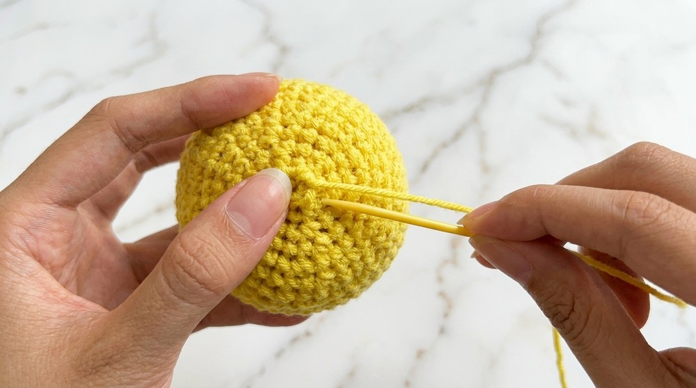 Free Crochet Tomato Keychain Pattern for Amigurumi Beginners