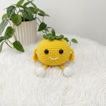 Free Crochet Tomato Keychain Pattern for Amigurumi Beginners
