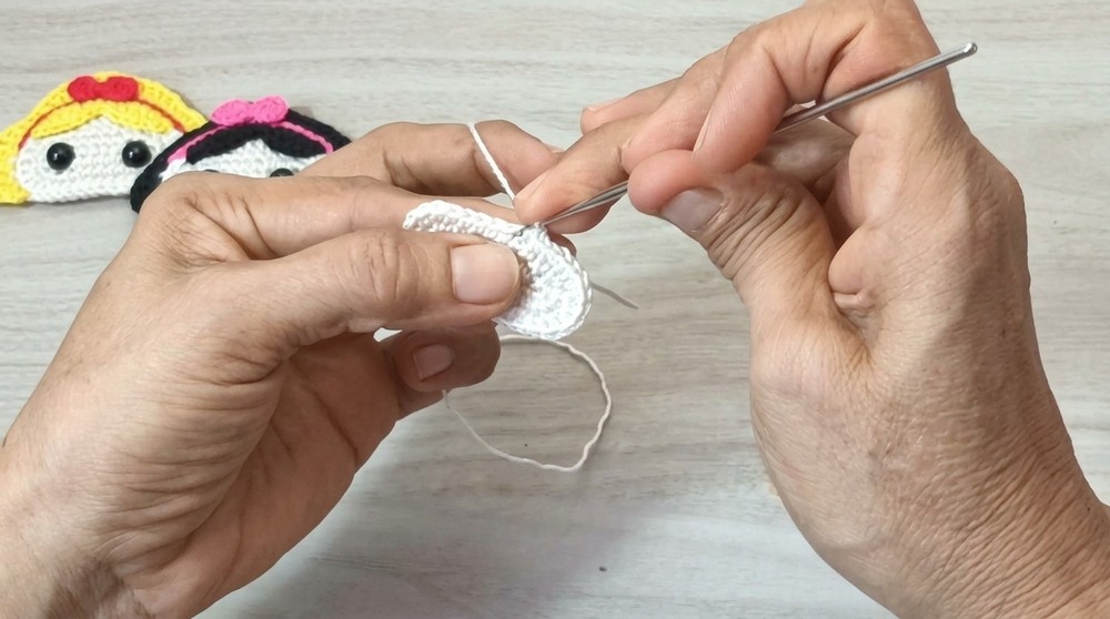 Crochet Snow White Hair Clip Pattern (2)