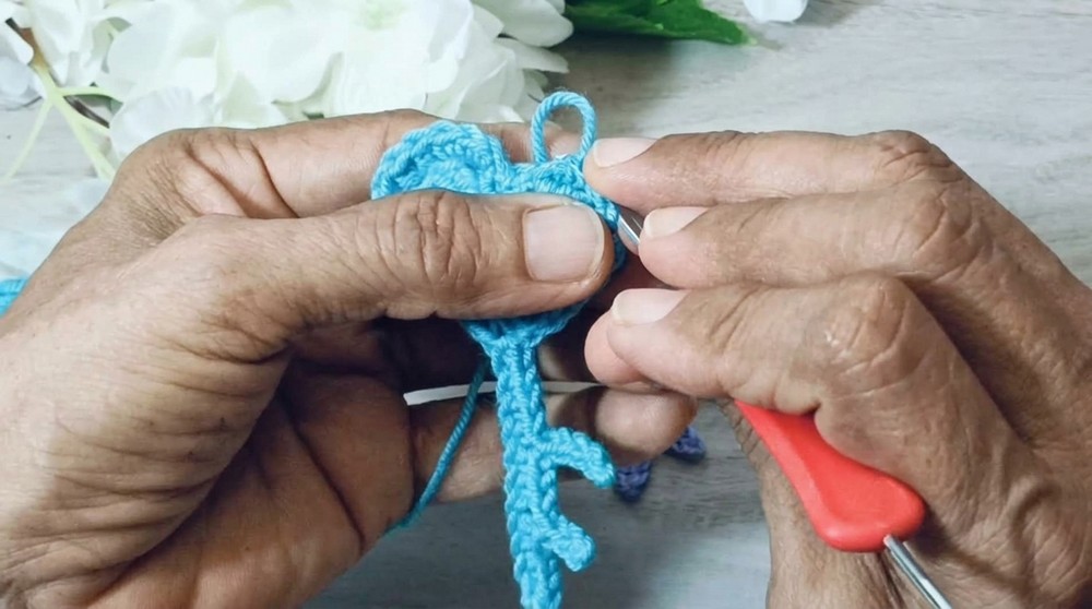 Crochet the cutest HEART Keychain (3)