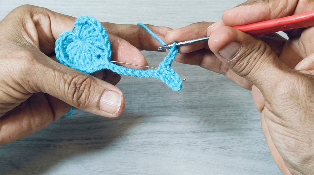 Crochet the cutest HEART Keychain (4)