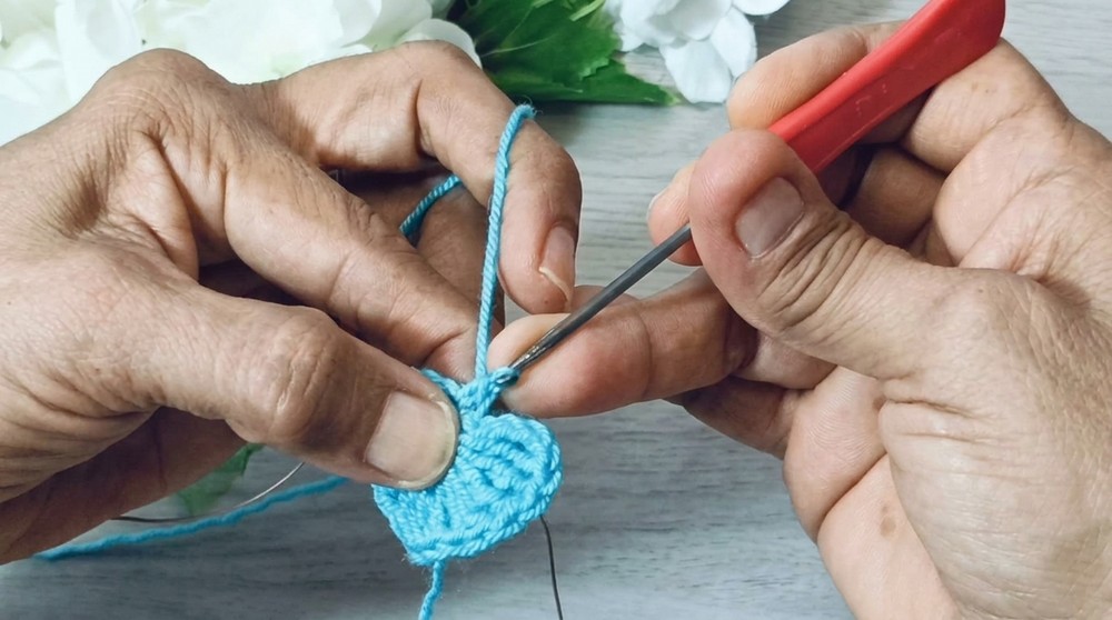 Crochet the cutest HEART Keychain (5)