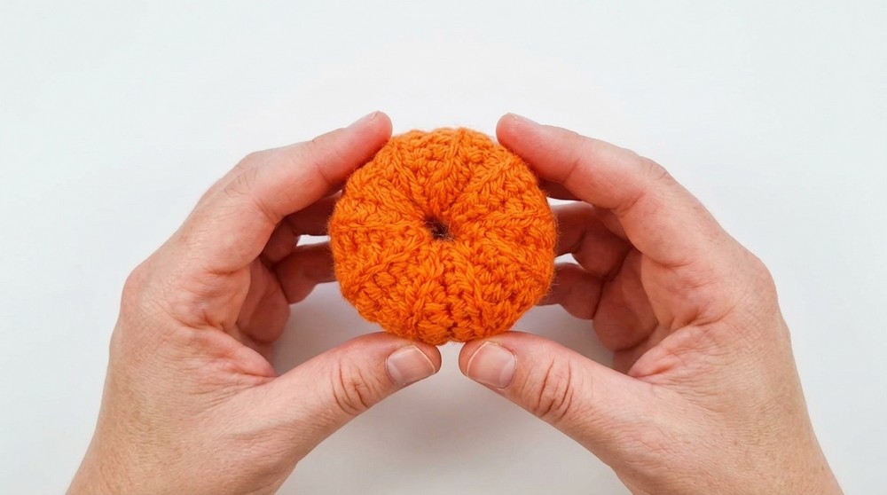 EASY Crochet Pattern keychain Pumpkin for the beginners Halloween HOW TO