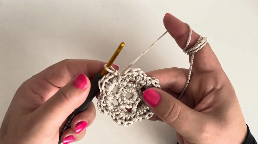 Easy Crochet Rose Motif Bag Tutorial