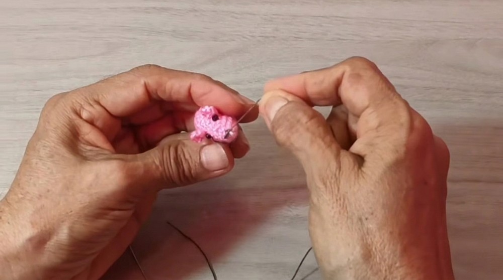 Easy crochet mouse for beginners (1)