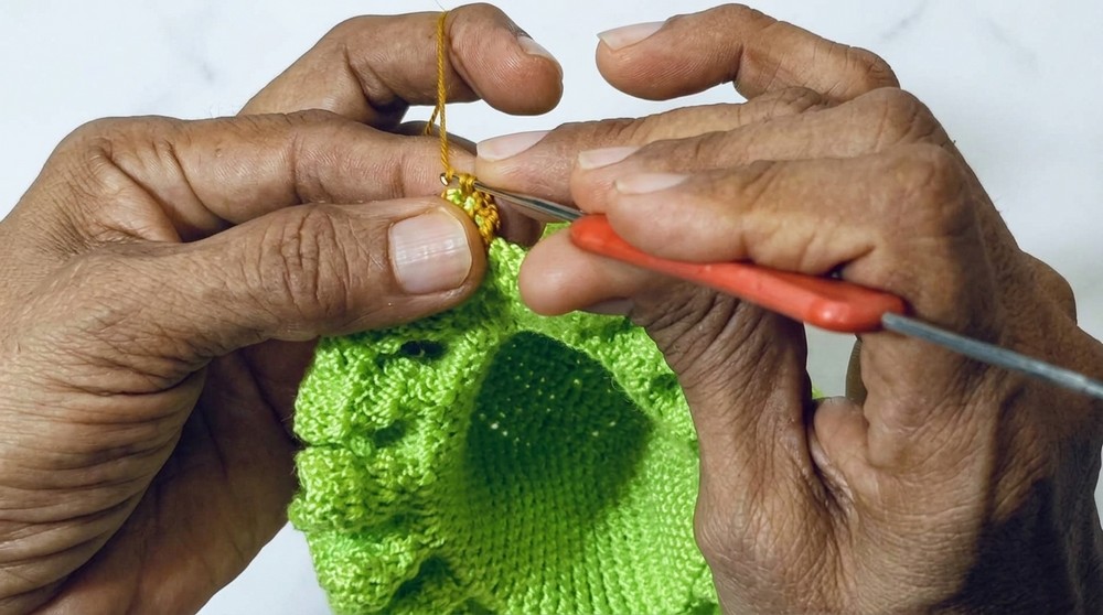 How to Crochet a Christmas outfit for jars (5)