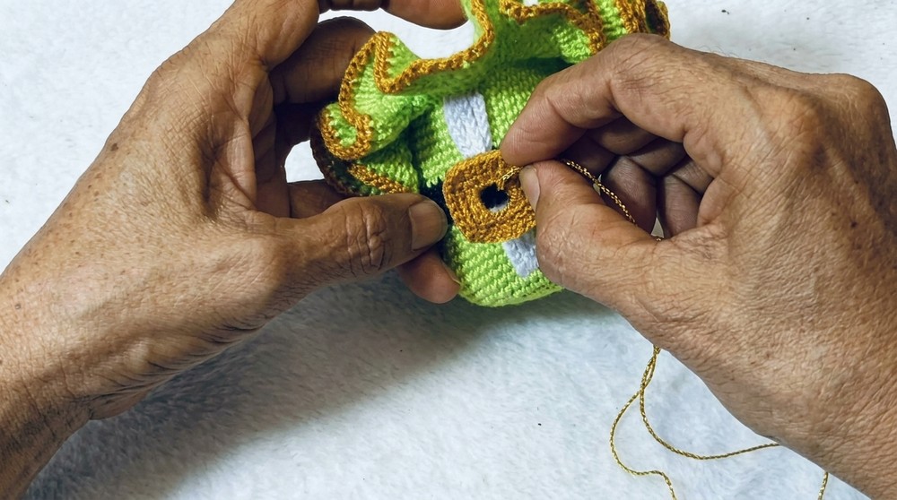 How to Crochet a Christmas outfit for jars (6)