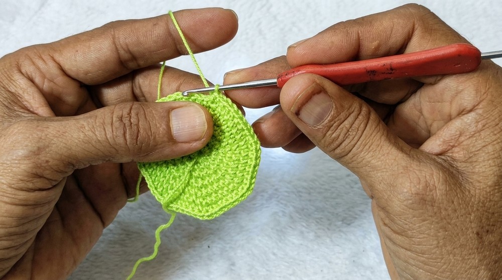 How to Crochet a Christmas outfit for jars (8)
