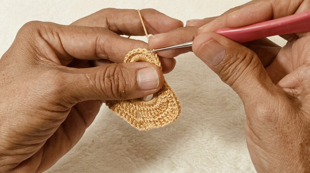 How to Crochet a recycled CHRISTMAS BELL (Step by Step) (6)