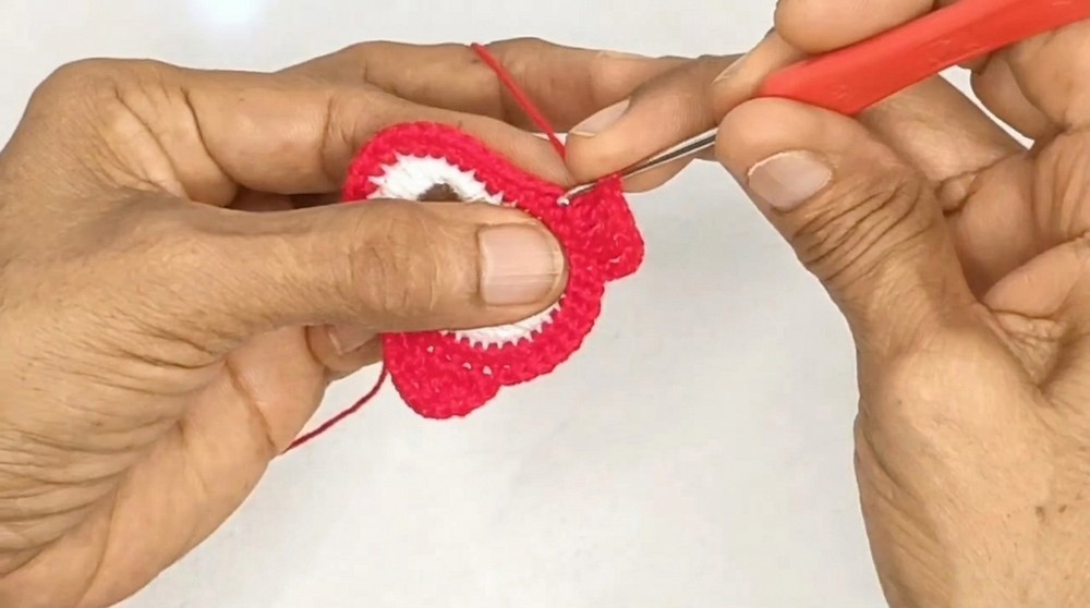 How to crochet Christmas penguins with can tabs (6)