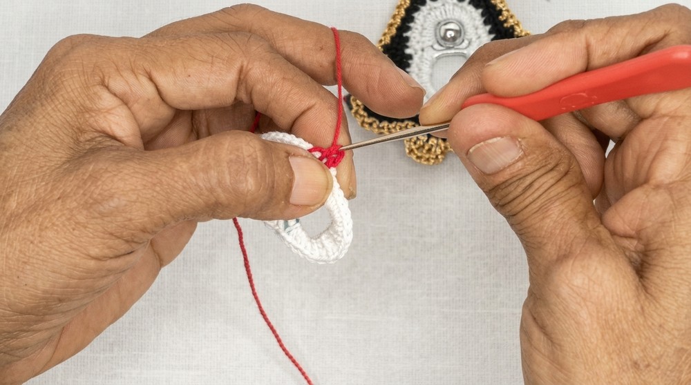How to crochet Christmas penguins with can tabs (7)