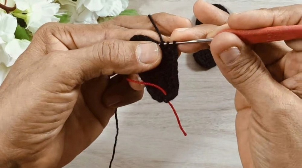How to crochet SHOE KEYCHAINS (Step by Step) (5)