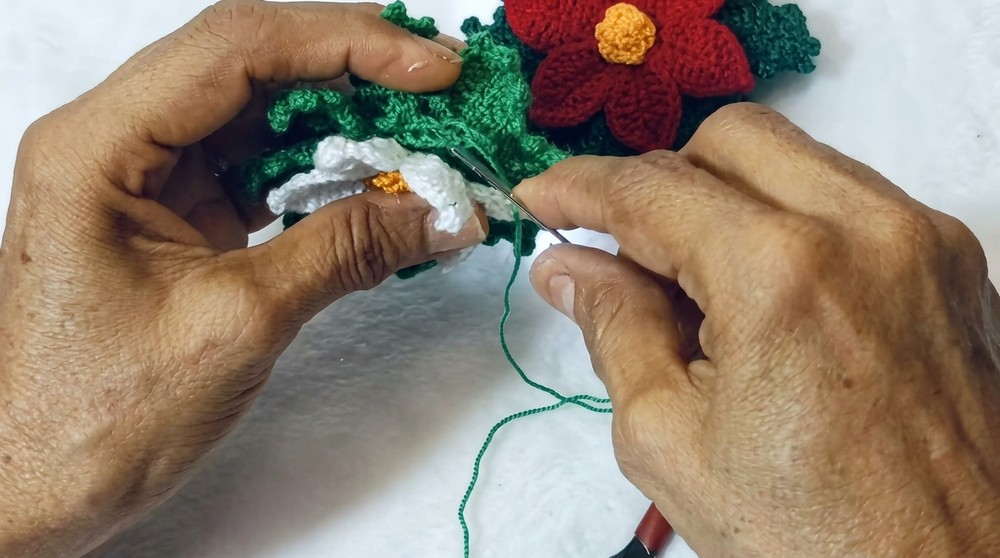 How to crochet a CHRISTMAS FLOWER (4)