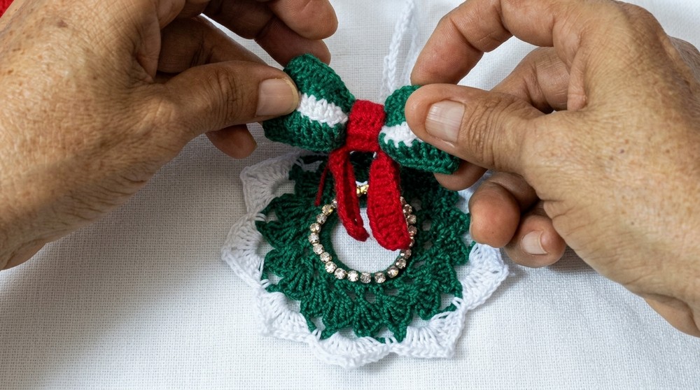 How to weave CHRISTMAS GARLANDS with plastic rings (4)