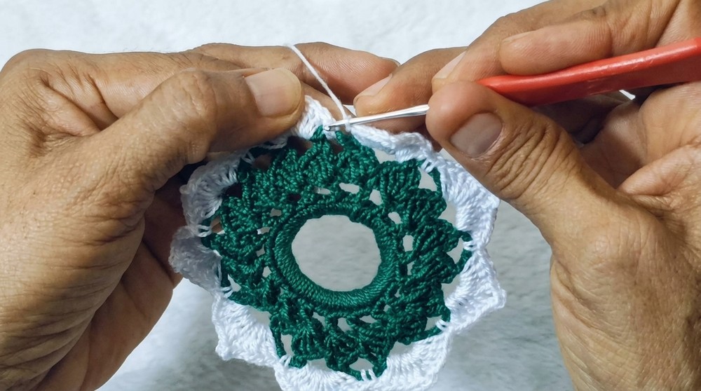 How to weave CHRISTMAS GARLANDS with plastic rings (5)