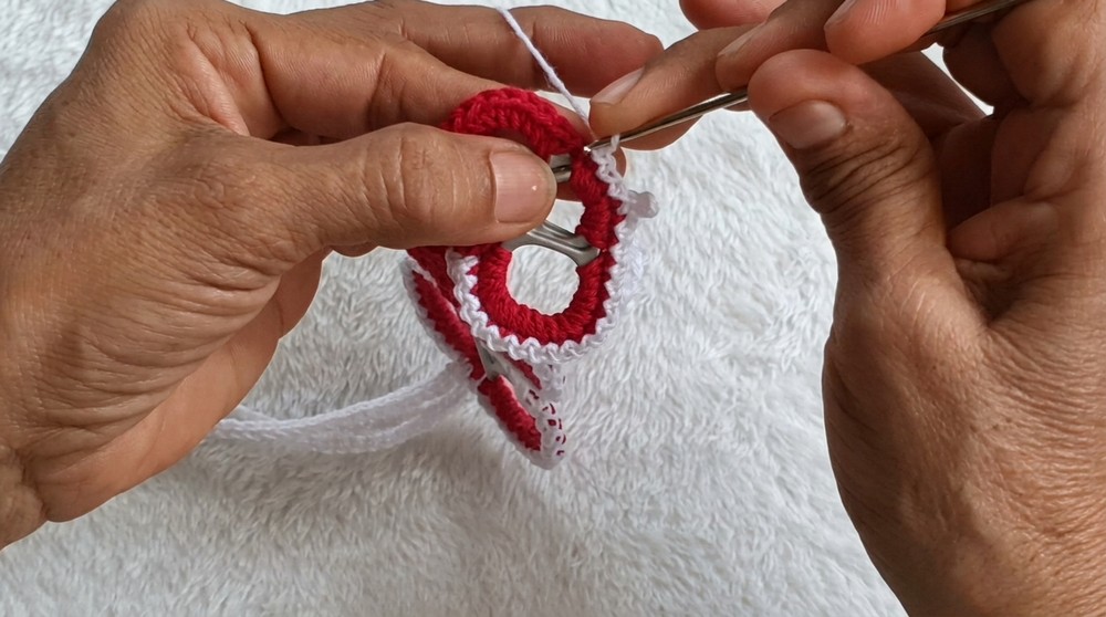 How to weave a heart necklace with rings (Step by Step) (1)