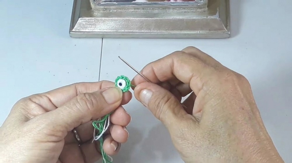 Crochet Frog Hair Tie Free Pattern (1)
