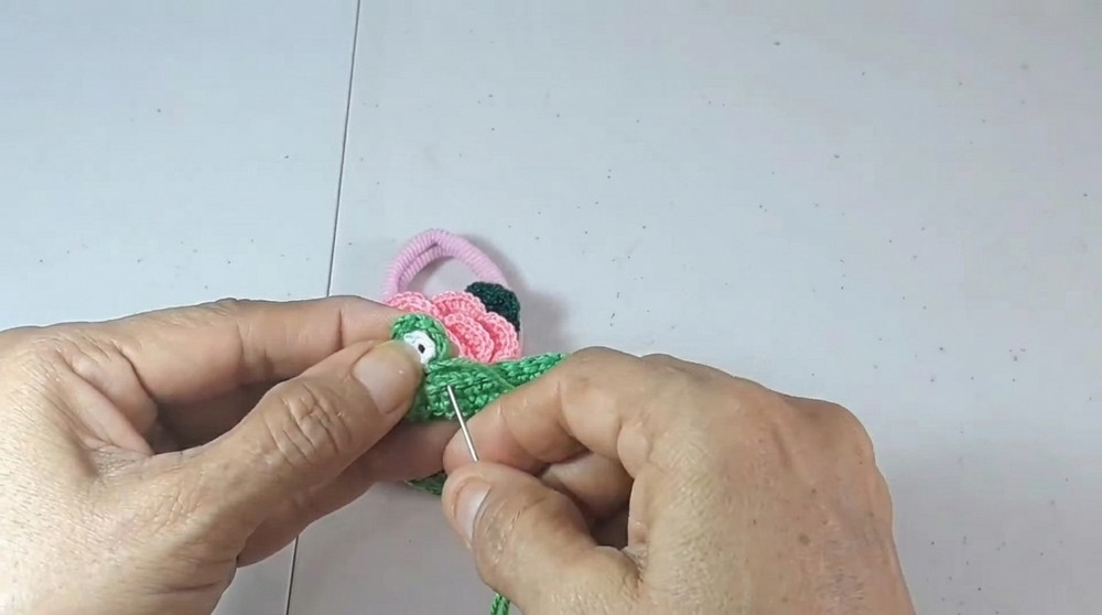 Crochet Frog Hair Tie Free Pattern (5)