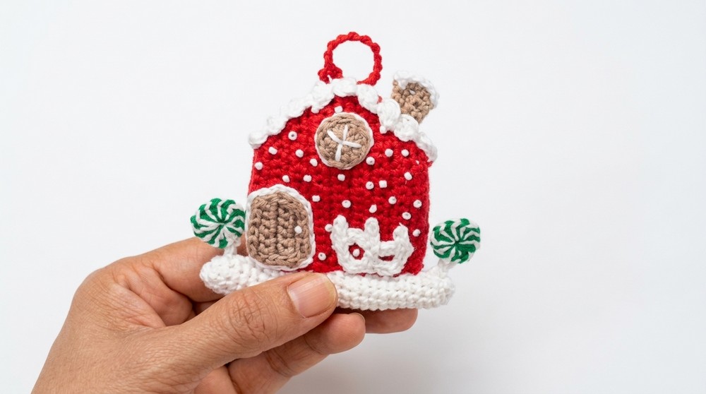 Crochet This Adorable Gingerbread House (1)