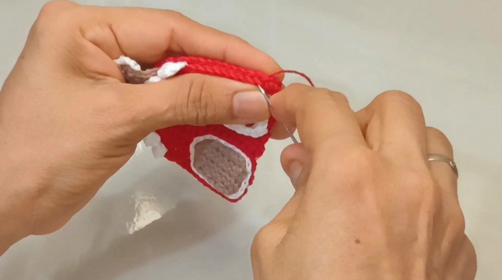 Crochet This Adorable Gingerbread House (2)