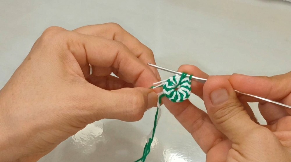 Crochet This Adorable Gingerbread House (3)