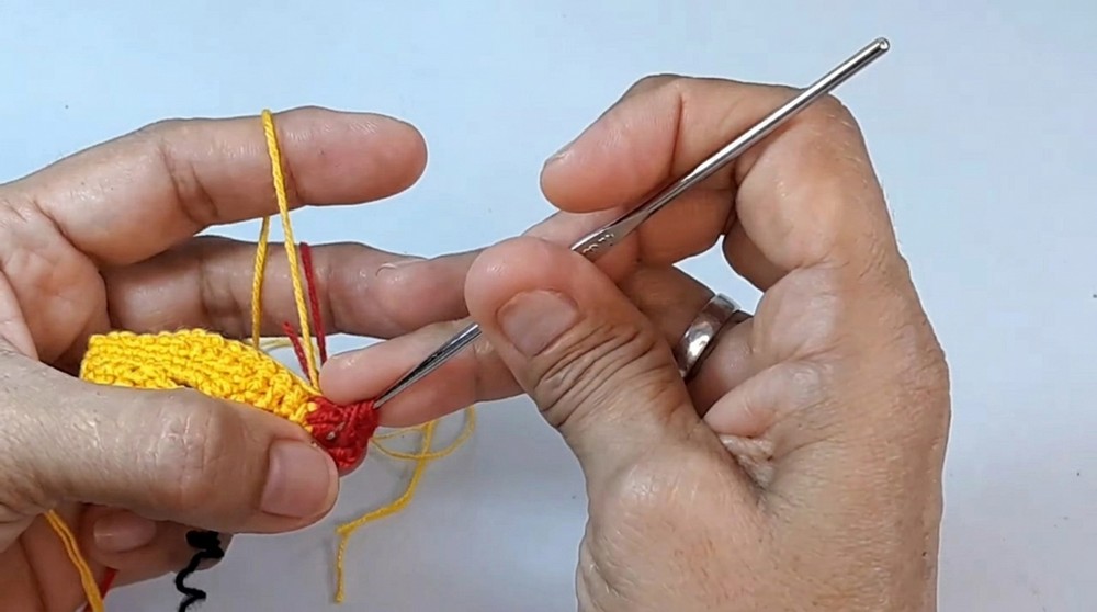 Crochet Winnie the Pooh Key Holder Free Pattern (2)
