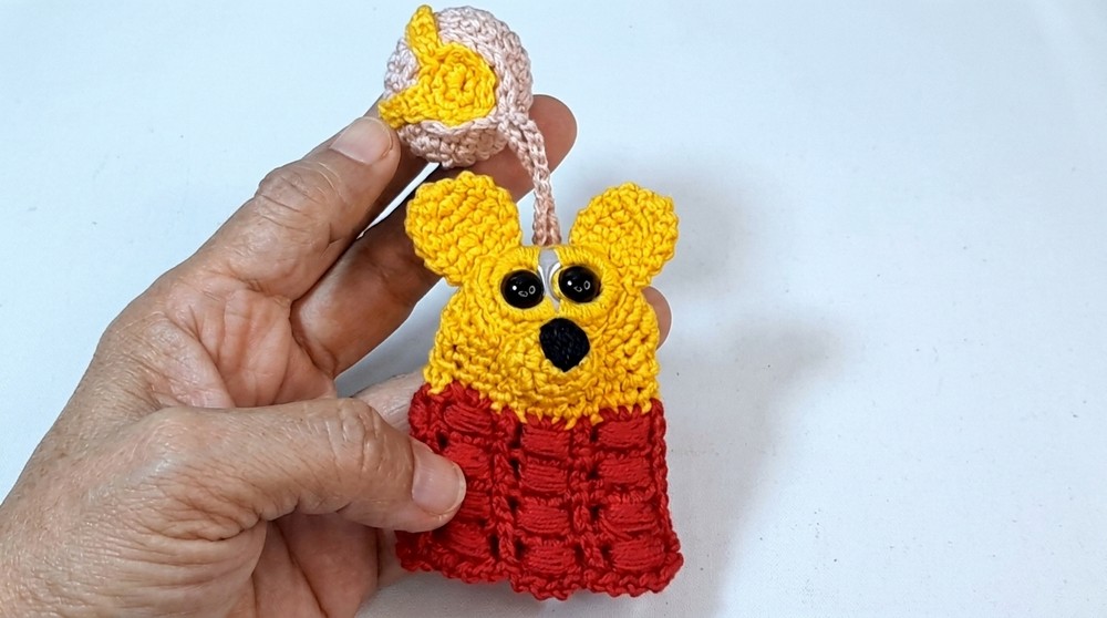 Crochet Winnie the Pooh Key Holder Free Pattern (6)