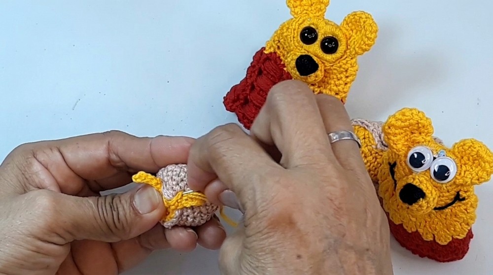 Crochet Winnie the Pooh Key Holder Free Pattern (7)