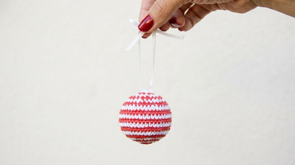 Easy Crochet Christmas Tree Ornament Ball Tutorial