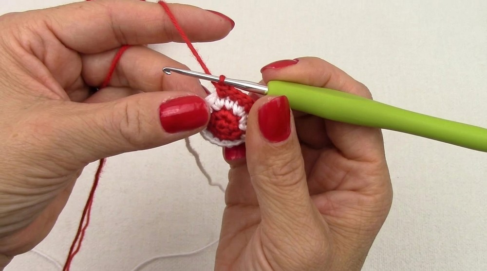 Easy Crochet Christmas Tree Ornament Ball Tutorial