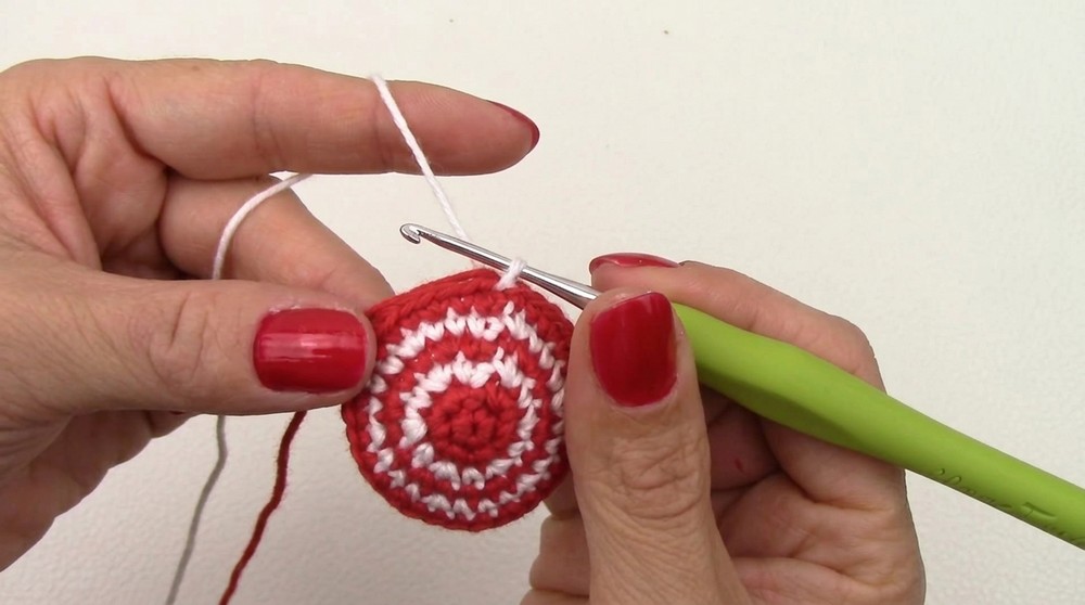 Easy Crochet Christmas Tree Ornament Ball Tutorial