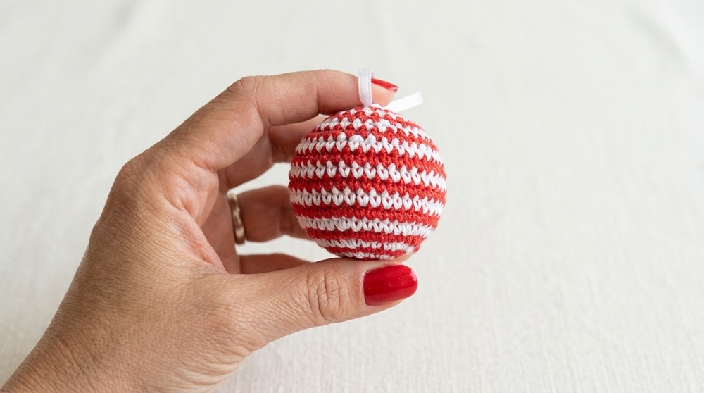Easy Crochet Christmas Tree Ornament Ball Tutorial