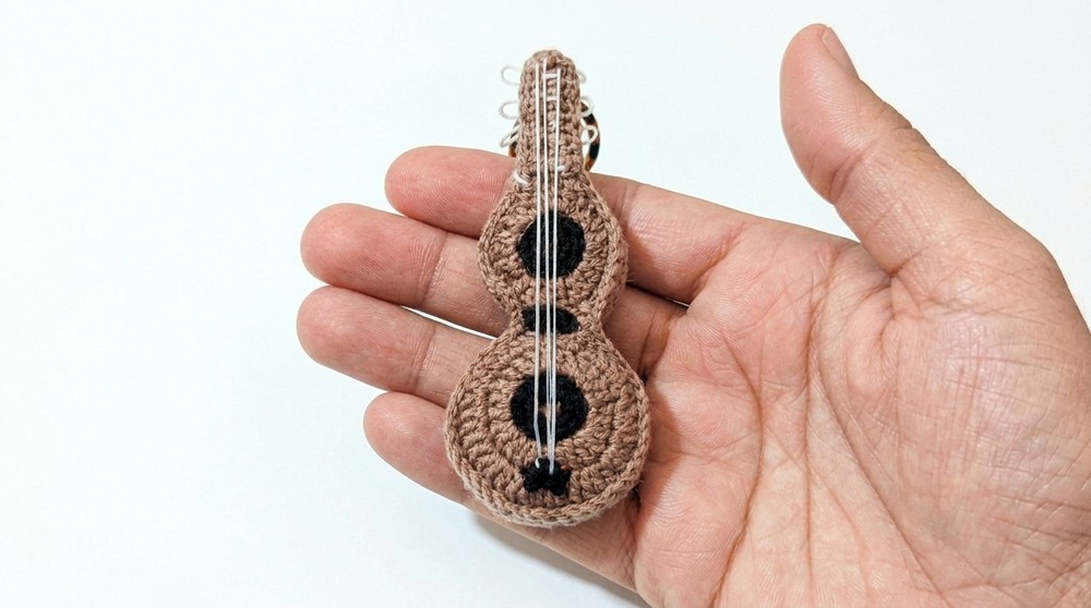 Easy to Crochet Cute Little Guittar (2)