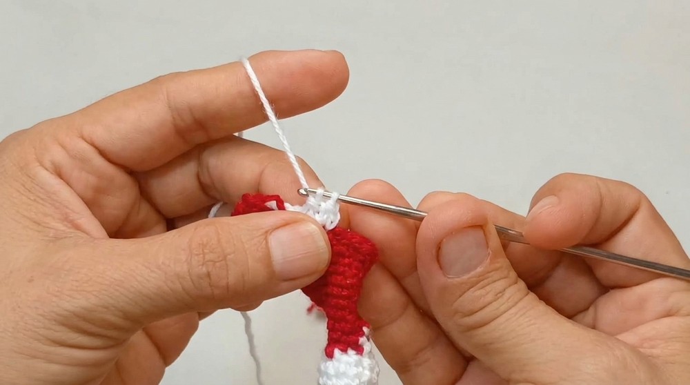 https://crochtvibe.com/wp-content/uploads/2026/10/How-to-Crochet-Christmas-Elves-7.jpg