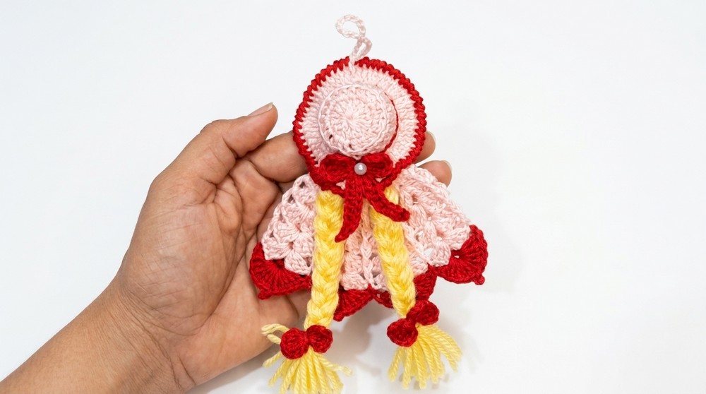 How to Crochet Cute Little Dolls Using Plastic Bottle Caps (2)