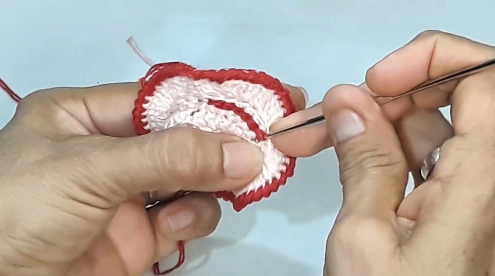 How to Crochet Cute Little Dolls Using Plastic Bottle Caps (4)