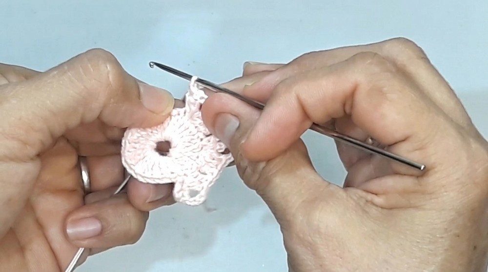 How to Crochet Cute Little Dolls Using Plastic Bottle Caps (6)