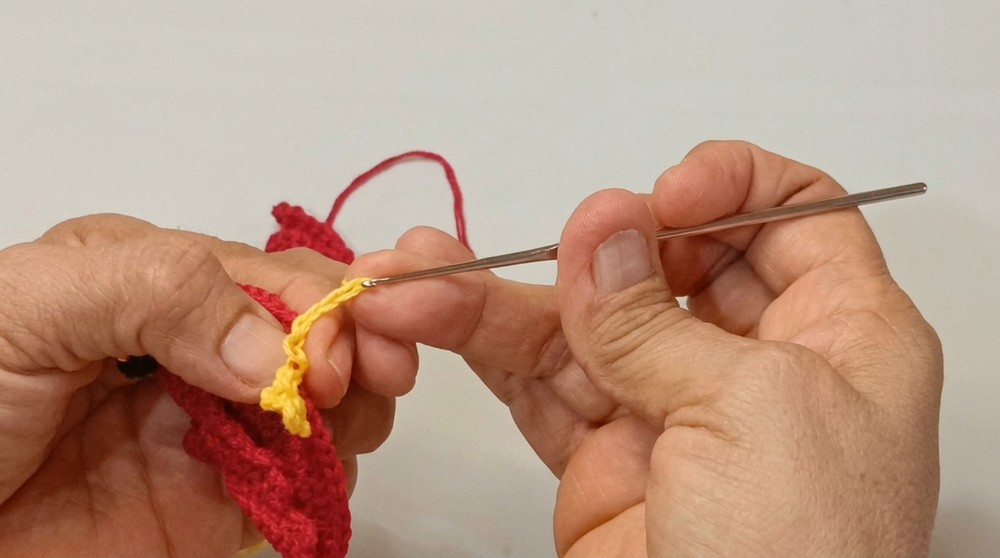 How to Crochet These Mini Cardinal (8)